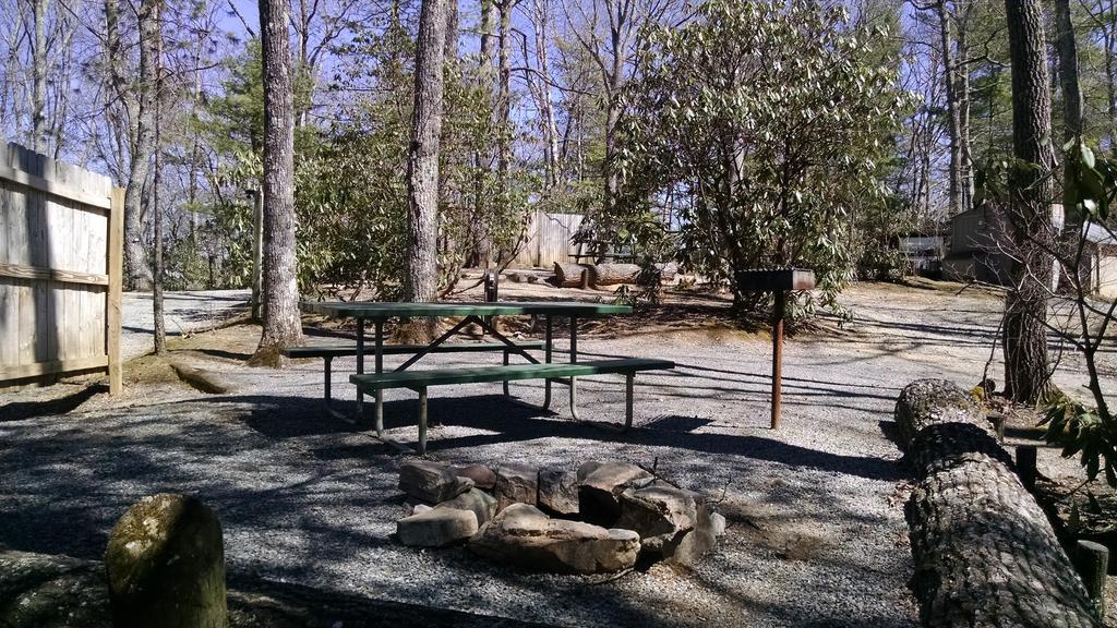 Linville Falls Campground, Rv Park, And Cabins ภายนอก รูปภาพ